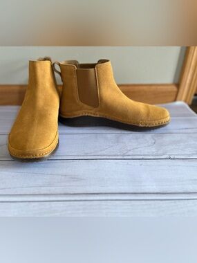 New women’s Chaco Paonia Chelsea pull on suede waterproof ankle boot. Size 10